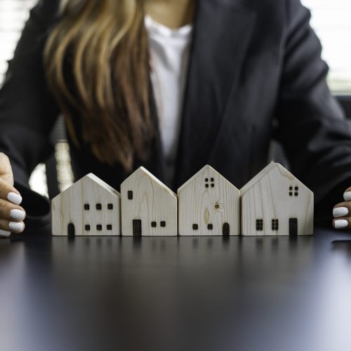 Real estate agents are supporting a model home to offer home insurance, insurance ideas and home trading.